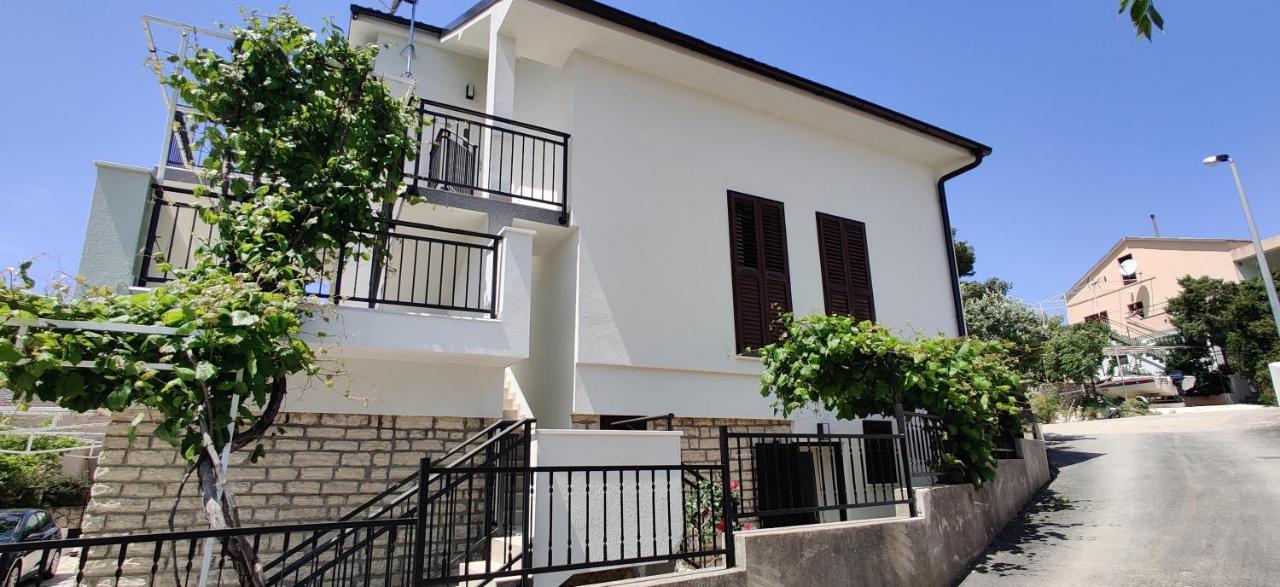 Apartmani Grebastica Exterior photo